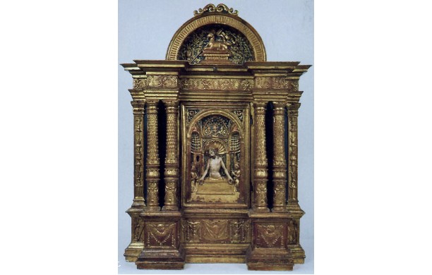 Tabernacolo con bassorilievi interamente ricoperto in oro