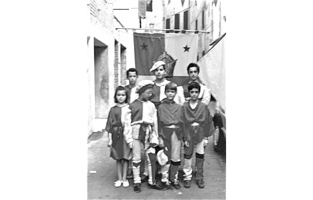 1990 - Citti e citte accanto allo stendardo della Corona