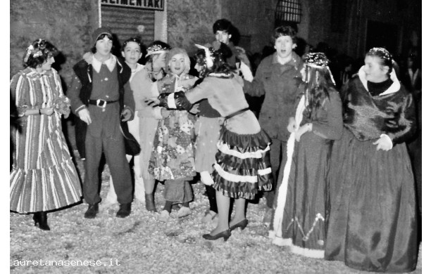 1982 - Giovani maschere davanti a via Santa Maria