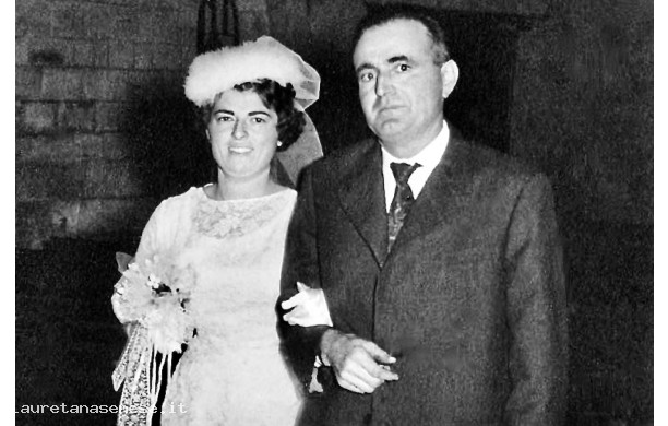 1960, Giovedi 27 Ottobre - Anna verso l'altare con il babbo