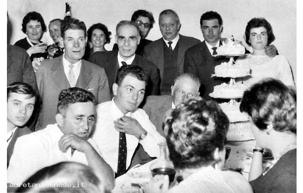 1960, Giovedi 27 Ottobre - Sposi e invitati al taglio della TORTA