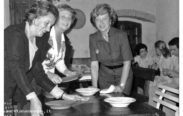 1980 - Gruppo di amiche mentre apparecchiano in Taverna