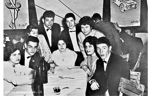 1958 - Tavolata  di giovani al Ravvivati per il Carnevale