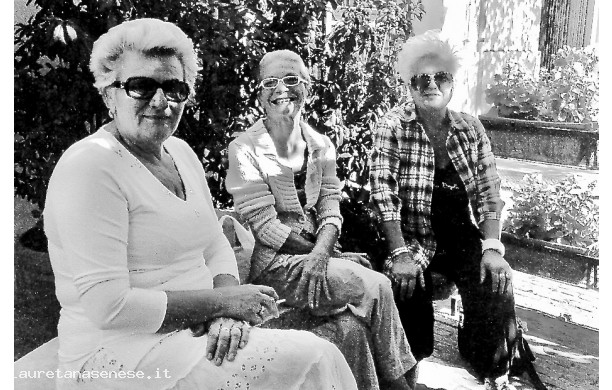 2005? - Tre amiche conversano all'ombra