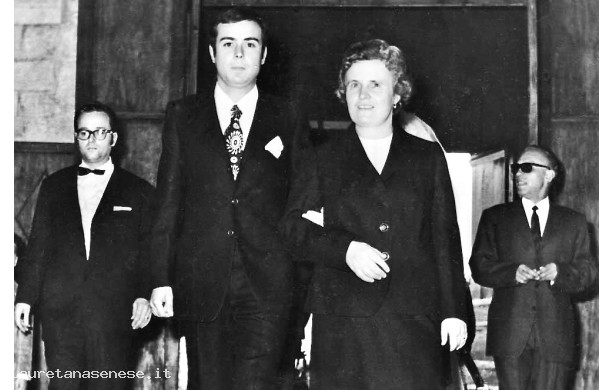 1970, Sabato 12 Settembre - Alessandro con la mamma che lo accompagna