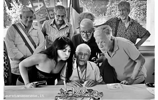 2024, Mercoledì 31 Luglio - Enrico spegne le candeline con l'aiuto dei familiari