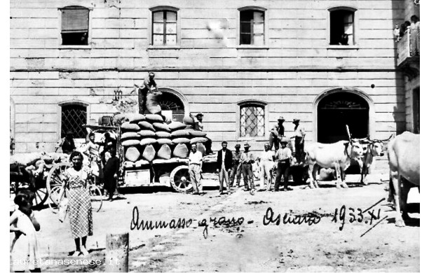 1933 - Ammasso del grano dopo la Trebbiatura