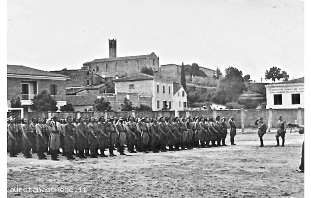 1943 - Il plotone Bersaglieri si esercita al Piazzalone
