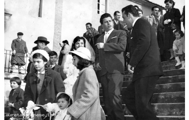 1957, Domenica 29 Dicembre - Ilio e Marusca scendono dalla Collegiata