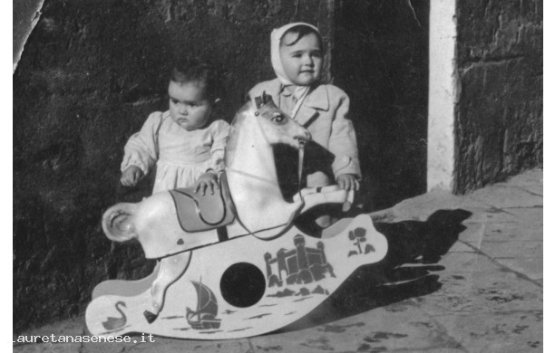 1959 - Due cittine e un cavallo (a dondolo)