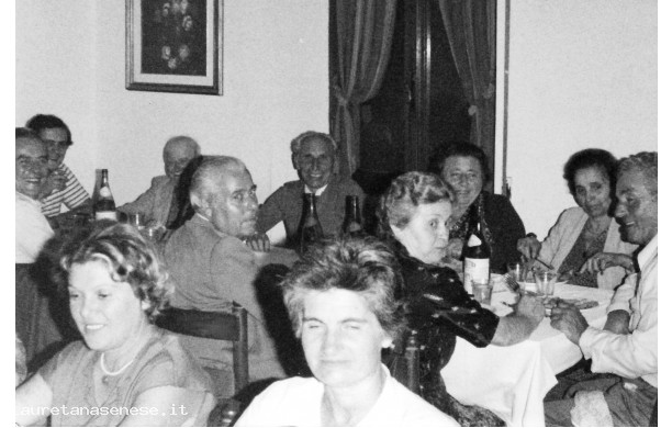 1963 - Tavolata di ascianesi in gita