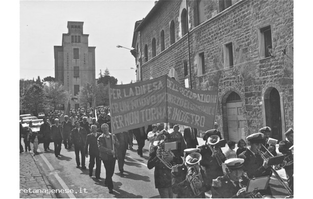 1974 - 1° Maggio, corteo con la banda in testa