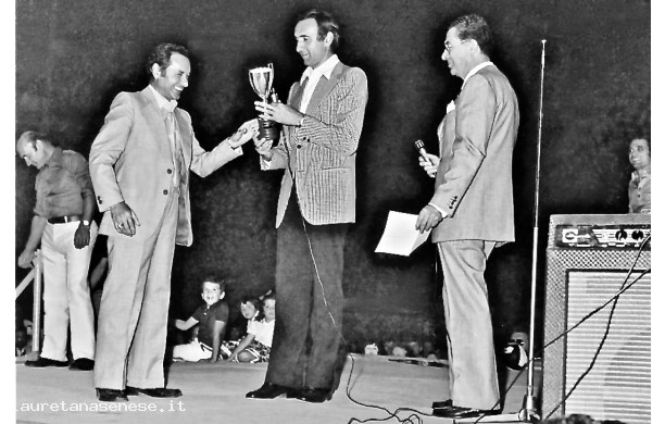 1975 - 8^ Mostra Mercato Ascianese: Pippo Baudo Premia Enzo Cantelli