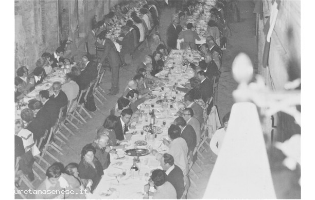 1977 -5- Garbo d’Oro, affacciandosi a una finestra