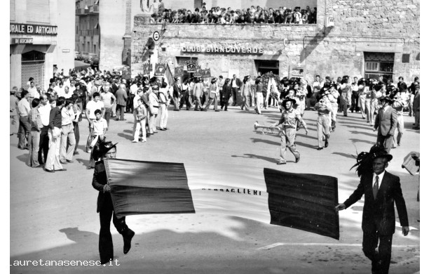 1986, Domenica 15 Giugno - I Bersaglieri sfilano davanti al Monumento