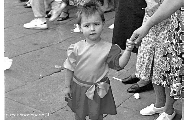 1988 – una cittina vestita per la sfilata della Corona