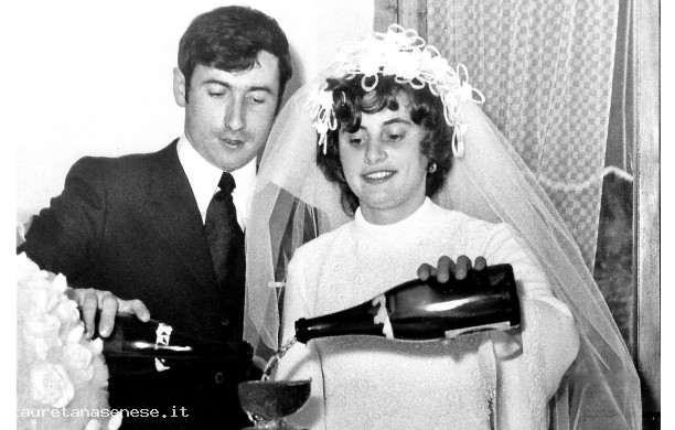 1971, Lunedì 12 Aprile - Marino e Paola brindano felici