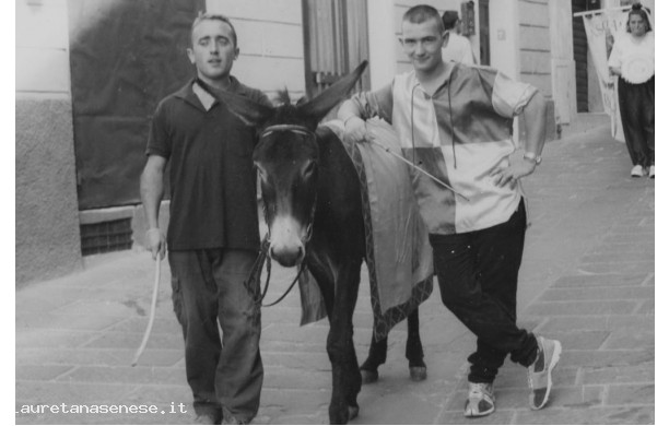 2001 - il Mangino e il Fantino durante la sfilata