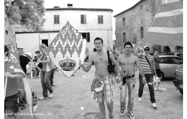 2010 - il corteo di contrada in casa degli avversari dopo la vittoria