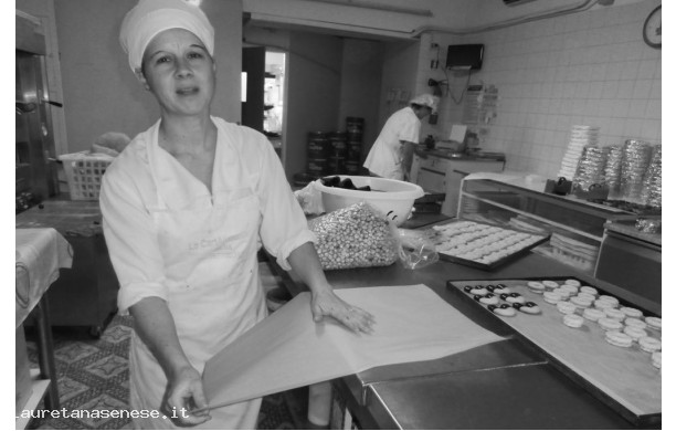 2014, 6 Novembre - Zigulì prepara i teglioni con la carta oleata