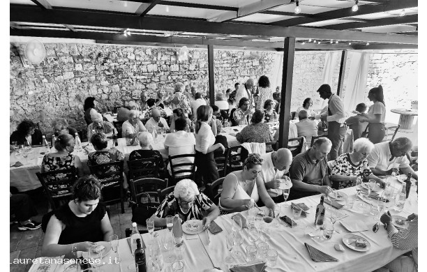 2023, Domenica 18 Giugno - Tranquillamente a pranzo sotto la parata