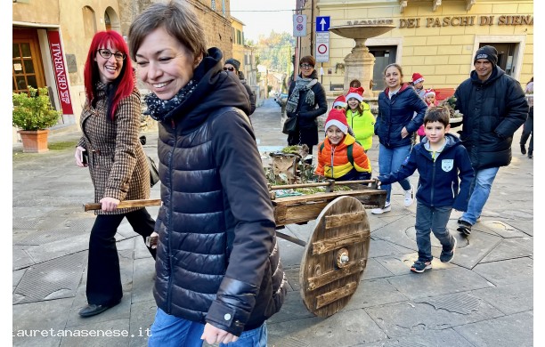 2023, Sabato 9 Dicembre - Le mamme aiutano a tirare il carretto