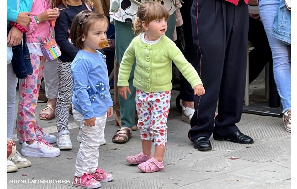 2024, Domenica 15 Settembre - Livia con l'amica a sentire le Bande