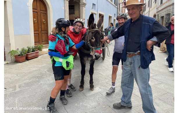 2024, Domenica 13 Ottobre - Ciclisti di passaggio e il ciuco del barroccio