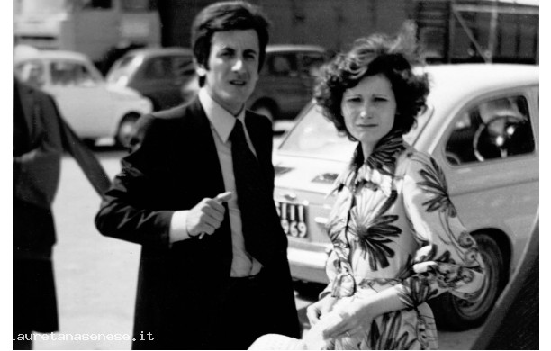 1975, Lunedì 2 Giugno - Luciana e Giuseppe al termine della cerimonia