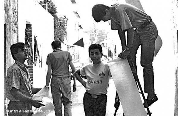 1988 - Addobbi con strisce di carta giallo-rosse