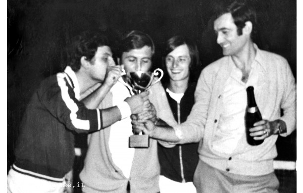1970? - Si festeggia con una coppa vinta al torneo di Tennis