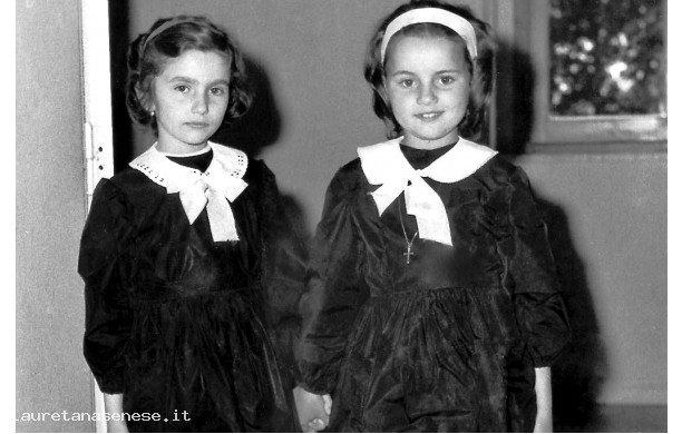 1965? - Due belle scolarette all'uscita da scuola
