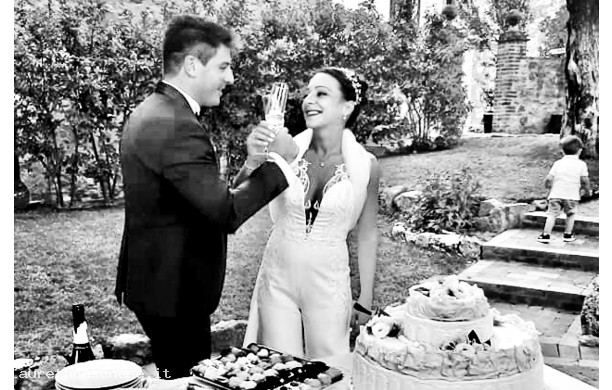 2020, Sabato 29 Agosto - Gli sposi brindano prima del taglio della torta