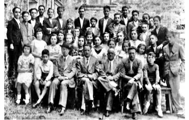 1937, 30 Giugno - Studenti e Professori del Ginnasio insediatisi nei locali dell'Ospedale