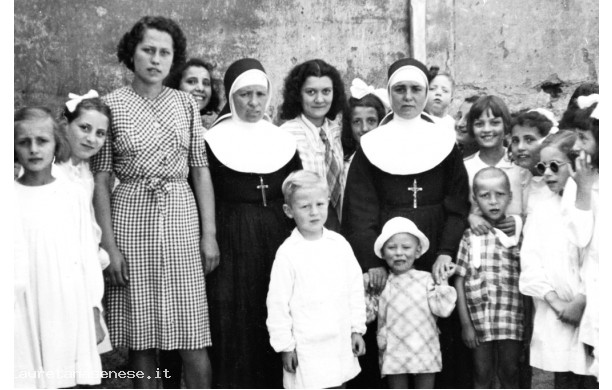 1941 - L'asilo delle suore con bambini di età diverse