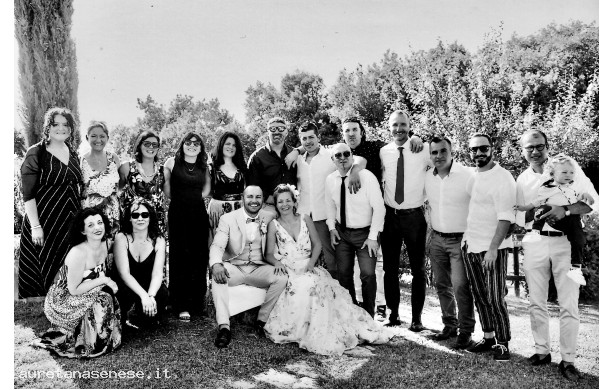 2019, Domenica 16 Giugno - Gli sposi insieme a tanti amici