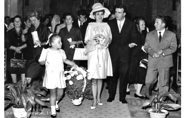 1963, Lunedì 29 Luglio - Mario e Anna in chiesa