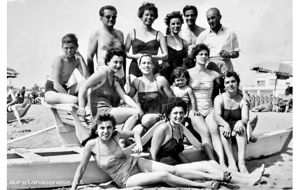 1955 - Tutti i Puglioli al mare con amici e parenti