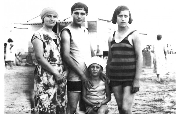 1938 - Bagnanti all'Ardenza sul litorale livornese