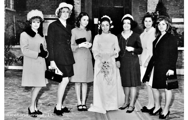 1968, domenica 24 novembre - La sposa con amiche e parenti