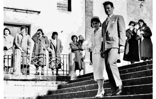 1958, Sabato 25 Gennaio – Fosco e Bruna, scendono le scale della chiesa