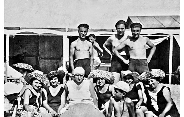 1947 - Tutti al mare: a Calambrone sulla costa pisana