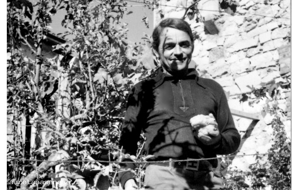 1957 - Alessandro intorno casa