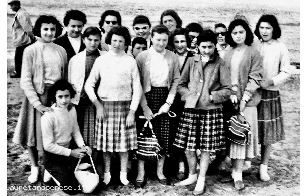 1961 - Ragazze della Seconda e Terza Media in gita a Lerici e Porto Venere