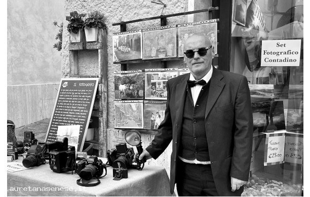 2024, Domenica 13 Ottobre - Il Fotografo coi vecchi arnesi del mestiere