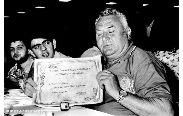 1993, Domenica 23 Maggio - Danilo Francini mostra l'attestato Donatori di Sangue