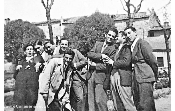 1942? - Un gruppo di giovanotti pieni di allegria