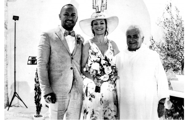 2019, Domenica 16 Giugno - Gli sposi con il celebrante