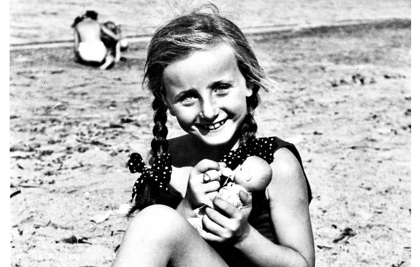 1963 - Al mare con il bambolotto
