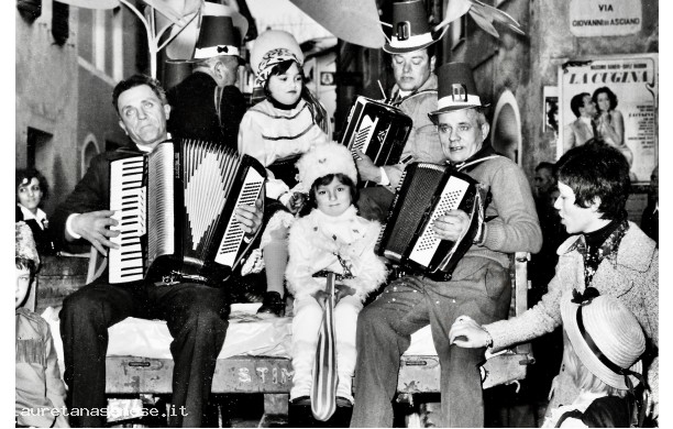 1975, 11 Febbraio - Con la fisarmonica al carnevale